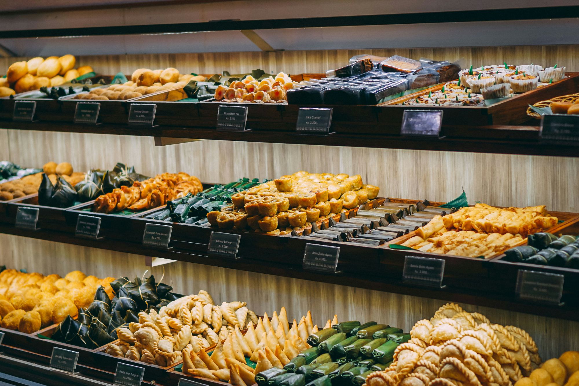 Aneka Kue Basah Tradisional (https://unsplash.com/photos/person-taking-photo-of-display-shelf-IabAwWbXr1Y)